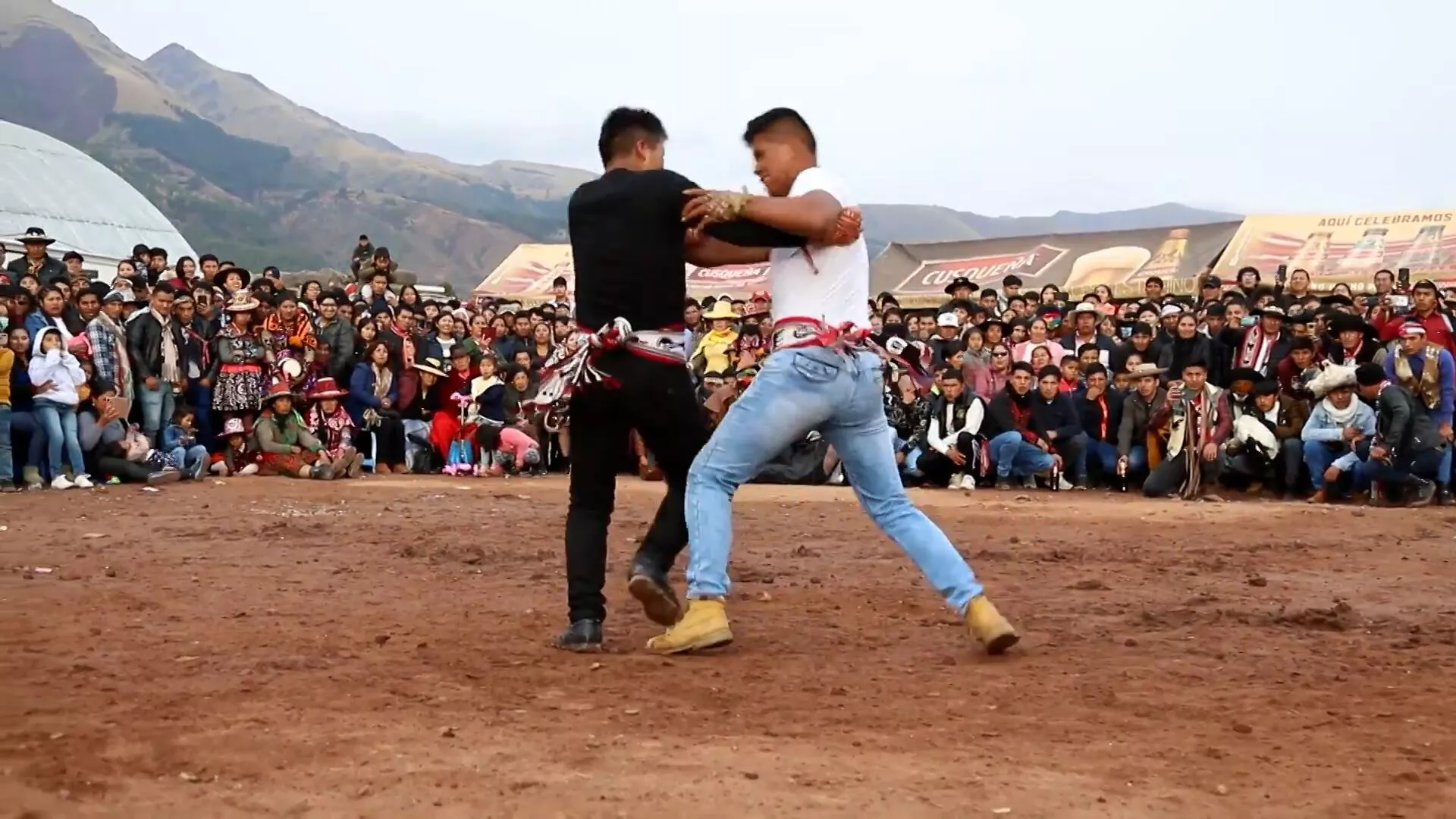 Nắm đấm còn hơn quà năm mới - Lễ hội Takanakuy ở Peru