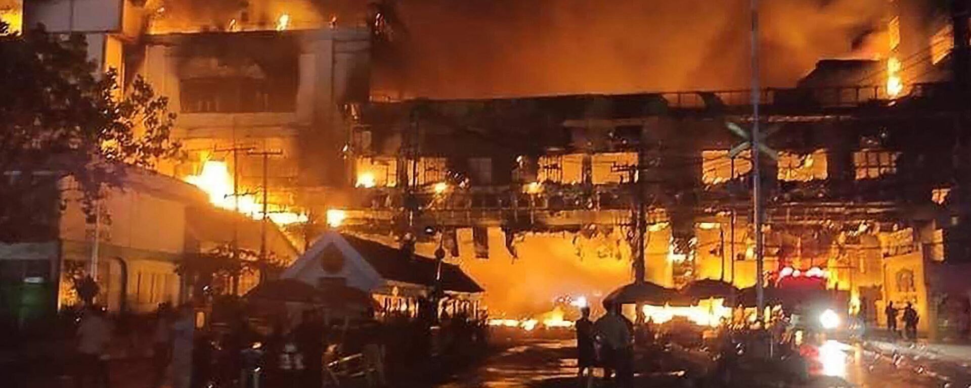 Cháy khách sạn sòng bạc nằm ở phía bên Campuchia gần cửa khẩu Poipet trên biên giới Thái Lan-Campuchia Cháy khách sạn sòng bạc nằm ở phía bên Campuchia gần cửa khẩu Poipet trên biên giới Thái Lan-Campuchia - Sputnik Việt Nam, 1920, 30.12.2022