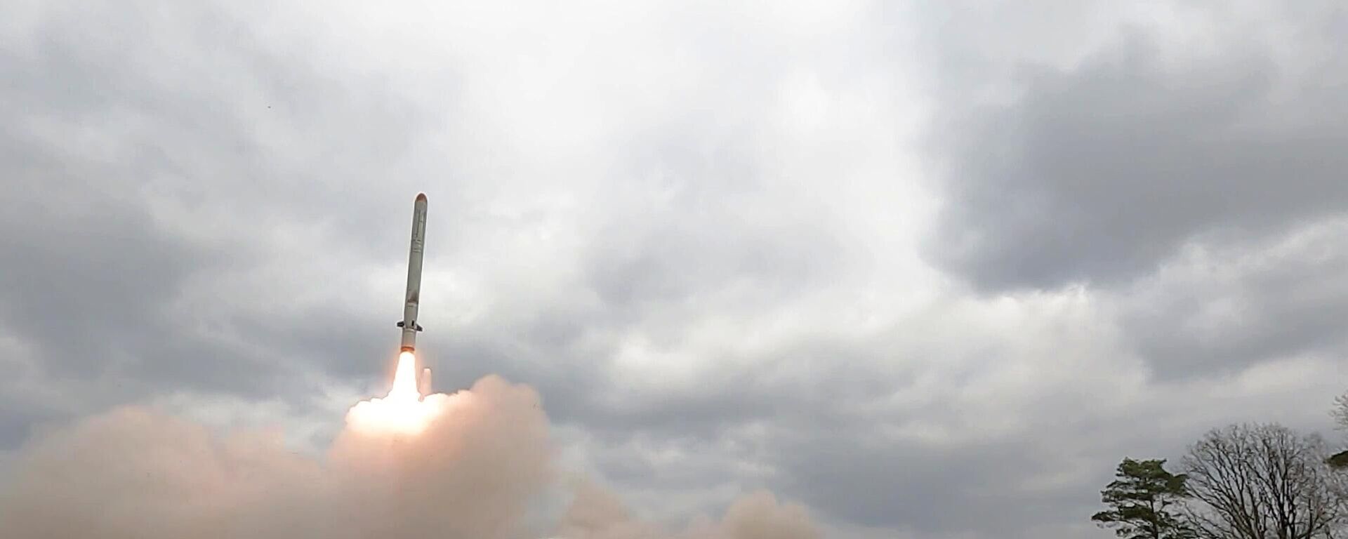 Công việc của hệ thống tên lửa Iskander cho các mục đích của Lực lượng Vũ trang Ukraina - Sputnik Việt Nam, 1920, 19.11.2025