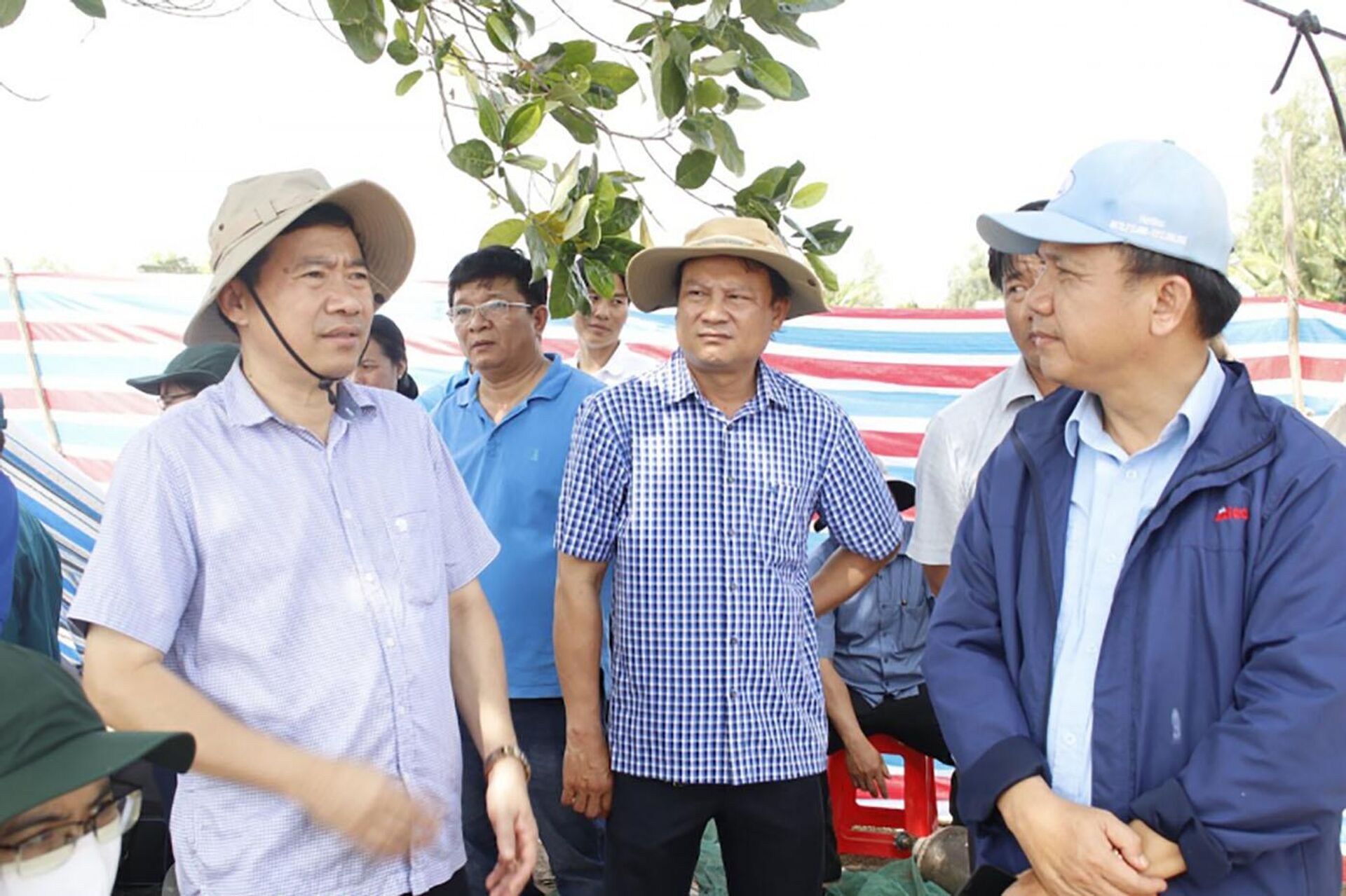 Ông Phạm Thiện Nghĩa, Chủ tịch UBND tỉnh Đồng Tháp đến kiểm tra, chỉ đạo công tác giải cứu. - Sputnik Việt Nam, 1920, 02.01.2023