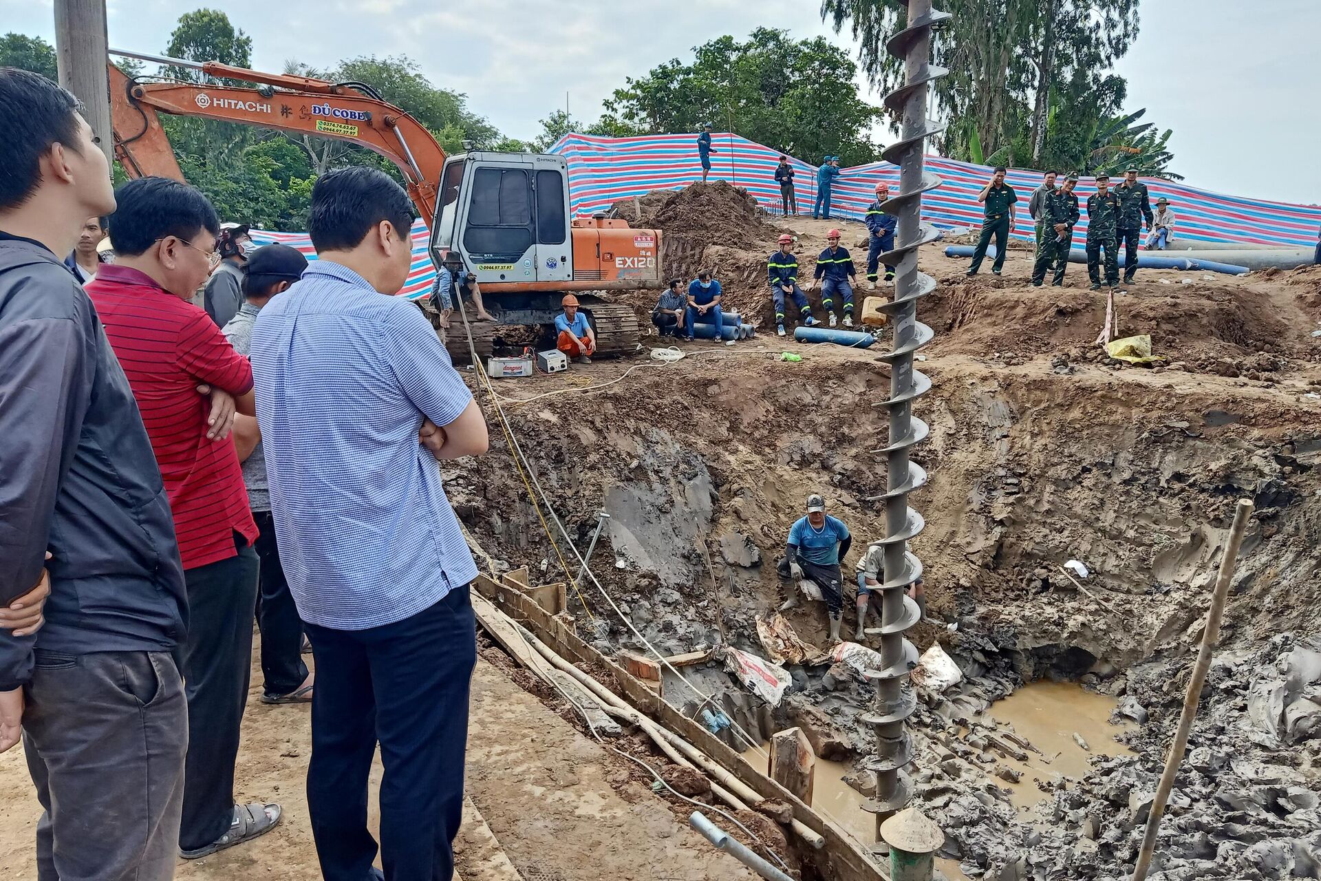 Hoạt động cứu hộ tại một công trường xây dựng cầu ở tỉnh Đồng Tháp của Việt Nam, nơi một cậu bé 10 tuổi bị mất tích - Sputnik Việt Nam, 1920, 04.01.2023