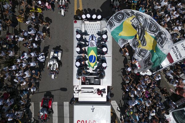 Quan tài của cầu thủ bóng đá vĩ đại người Brazil Pele tại đám tang ở Santos, Brazil. - Sputnik Việt Nam