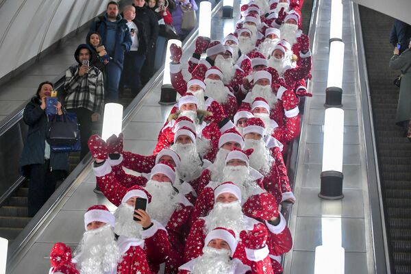 Ông già Tuyết tham gia flash mob hàng năm trong Metro ở Matxcơva. - Sputnik Việt Nam