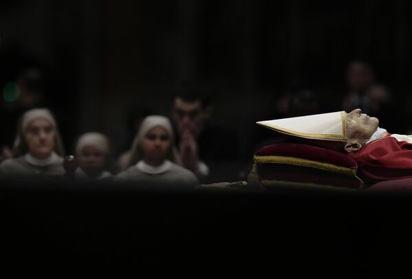 Người đưa tang cầu nguyện trước thi hài của cựu Giáo hoàng Benedict XVI, Vatican. - Sputnik Việt Nam