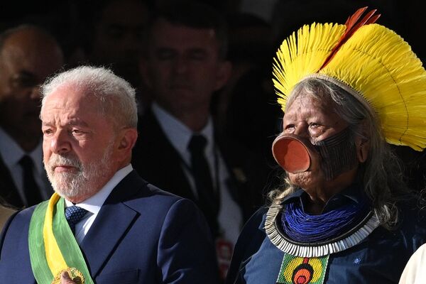 Tân Tổng thống Brazil Luiz Inácio Lula da Silva đứng cùng với nhà lãnh đạo bản địa và nhà môi trường người Brazil ông Raoni Metuktire, người được gọi là Thủ lĩnh Raoni, sau khi nhận được băng tổng thống từ ông và những người đại diện khác trong cộng đồng, tại Cung điện Planalto sau lễ nhậm chức của ông tại Quốc hội, ở Brazil. - Sputnik Việt Nam