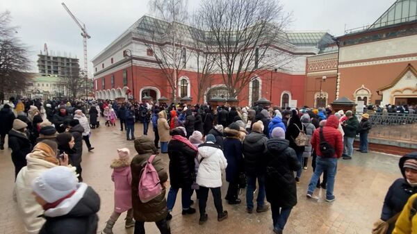 Người Nga xếp hàng dài ở Hermitage và Phòng trưng bày Tretyakov trong những ngày lễ năm mới - Sputnik Việt Nam