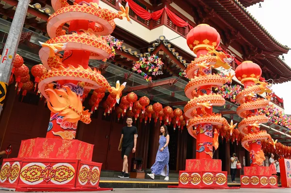 Những chiếc đèn lồng ở ngôi chùa Trung Quốc trong quá trình chuẩn bị đón Tết Nguyên đán ở Singapore. Những chiếc đèn lồng ở ngôi chùa Trung Quốc trong quá trình chuẩn bị đón Tết Nguyên đán ở Singapore.