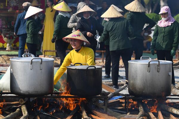 Gói bánh chưng truyền thống tại Việt Nam chuẩn bị đón Tết Nguyên đán. - Sputnik Việt Nam