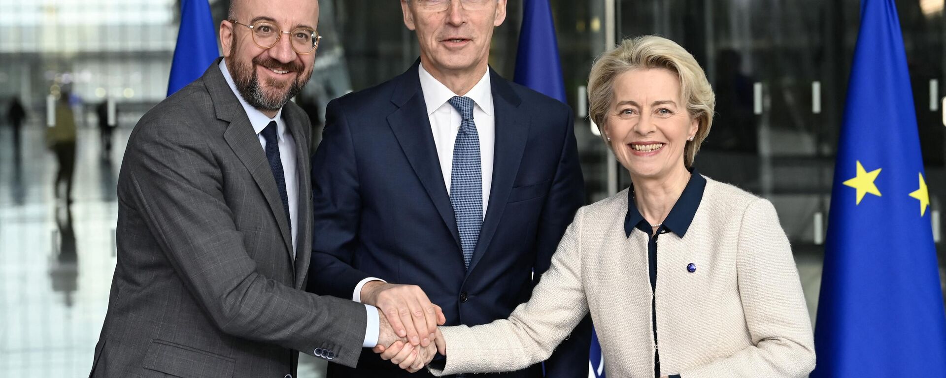 Chủ tịch Hội đồng Châu Âu Charles Michel, Tổng thư ký NATO Jens Stoltenberg và Chủ tịch Ủy ban Châu Âu Ursula von der Leyen sau khi ký tuyên bố về hợp tác quân sự giữa NATO và Liên minh Châu Âu - Sputnik Việt Nam, 1920, 11.01.2023