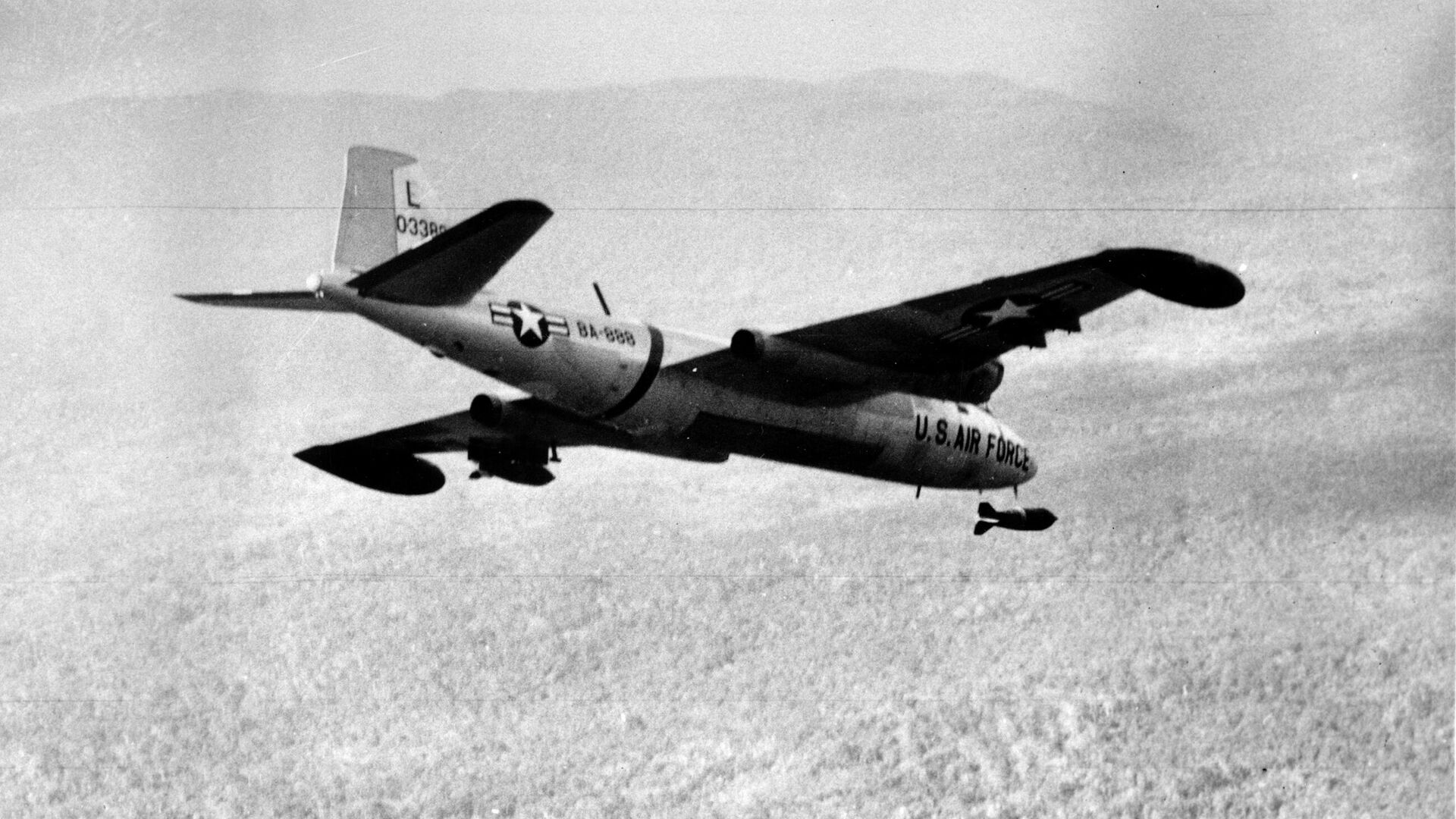 Máy bay ném bom B-57 của Không quân Hoa Kỳ trong Chiến tranh Việt Nam Máy bay ném bom B-57 của Không quân Hoa Kỳ trong Chiến tranh Việt Nam - Sputnik Việt Nam, 1920, 30.04.2025