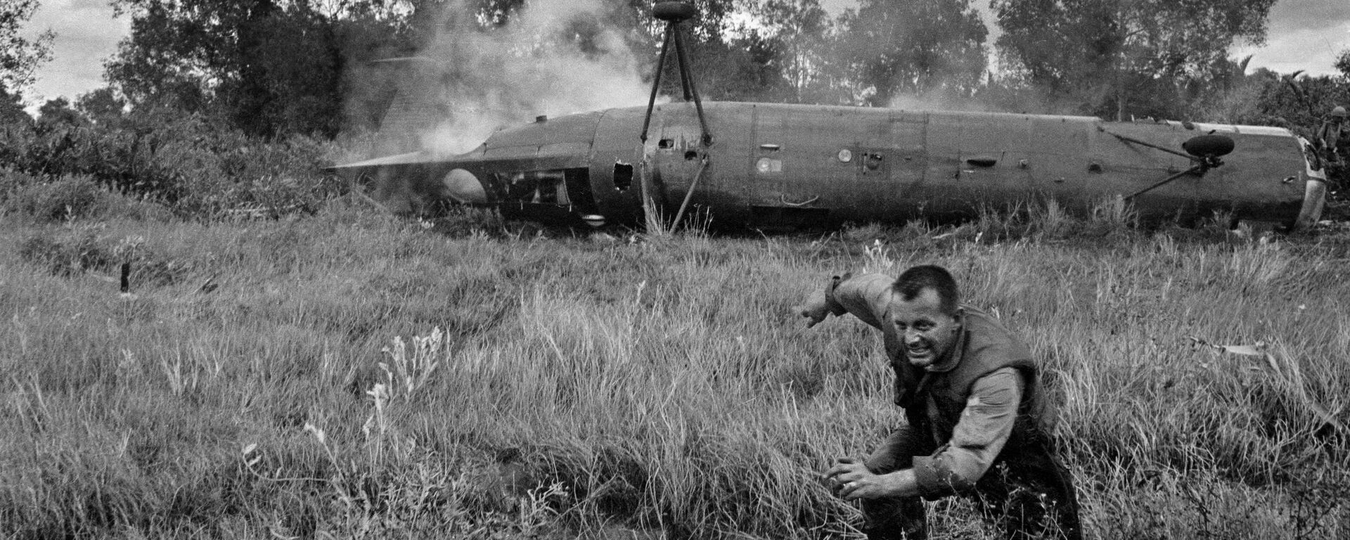 Lính Mỹ chạy xa khỏi chiếc trực thăng CH-21 Shawnee rơi ở miền Nam Việt Nam - Sputnik Việt Nam, 1920, 23.04.2025