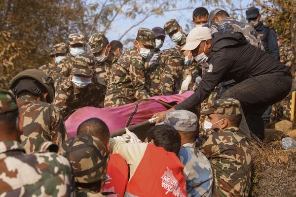 Lực lượng cứu hộ chuyển thi thể nạn nhân vụ tai nạn máy bay Yeti Airlines ở Nepal - Sputnik Việt Nam