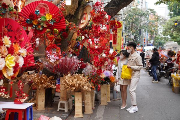 Phố Hàng Mã rực rỡ bởi sắc đỏ, đa dạng mặt hàng trang trí, phục vụ người dân Thủ đô mua sắm, chơi Tết Nguyên đán Quý Mão  - Sputnik Việt Nam