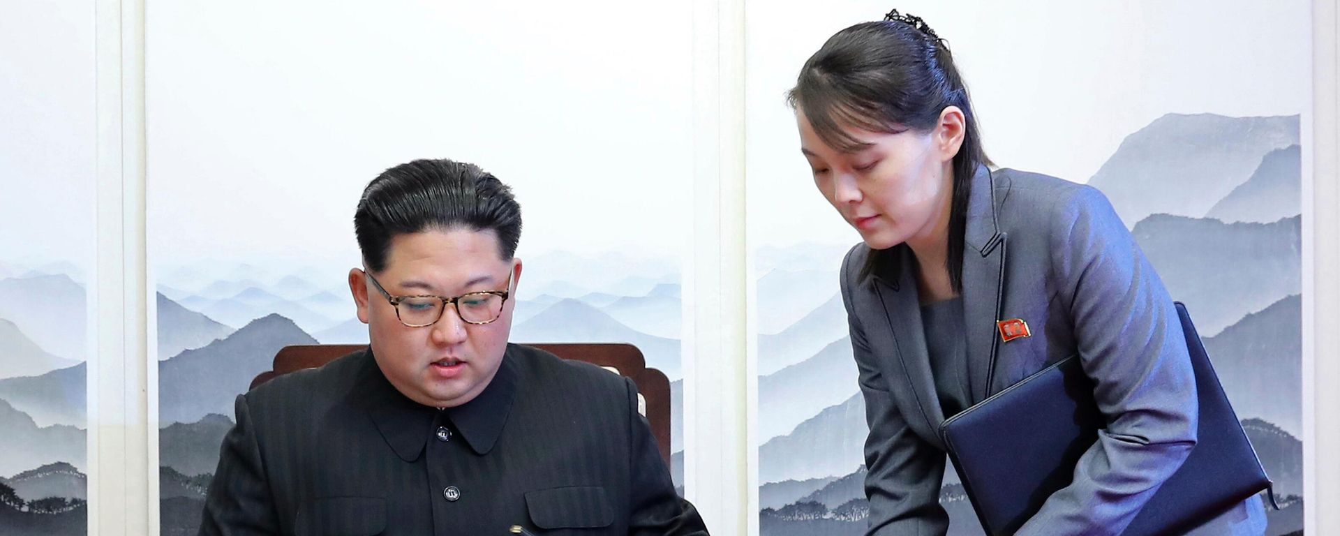 Nhà lãnh đạo Triều Tiên Kim Jong-un và em gái Kim Yo-jong tại làng biên giới Panmunjom trong khu phi quân sự, 2018 - Sputnik Việt Nam, 1920, 19.10.2026