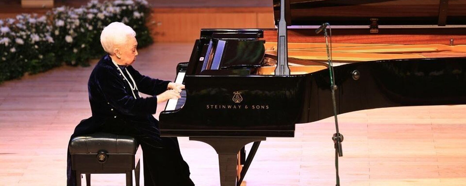 Nghệ sỹ Nhân dân Thái Thị Liên trình diễn Piano trong đêm nhạc “Trăm mùa thu vàng” vinh danh Bà tròn 100 tuổi (Hà Nội, 23/11/2017). - Sputnik Việt Nam, 1920, 31.01.2023