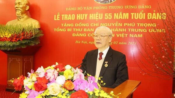 Tổng Bí thư Nguyễn Phú Trọng nhận Huy hiệu 55 năm tuổi Đảng - Sputnik Việt Nam