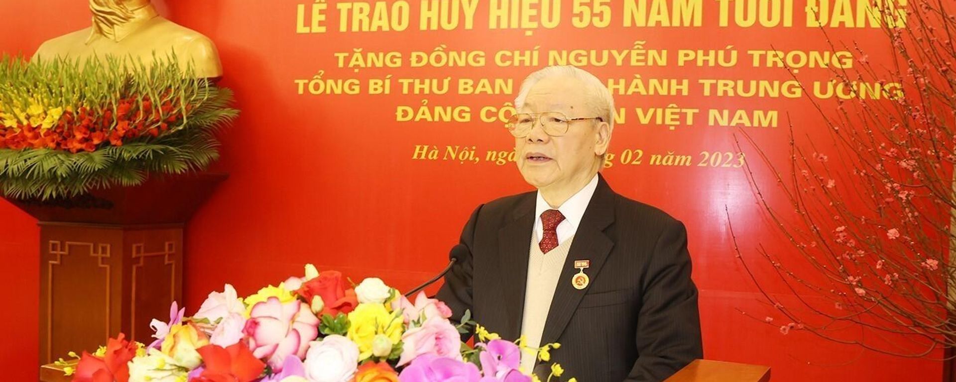 Tổng Bí thư Nguyễn Phú Trọng nhận Huy hiệu 55 năm tuổi Đảng - Sputnik Việt Nam, 1920, 02.02.2023