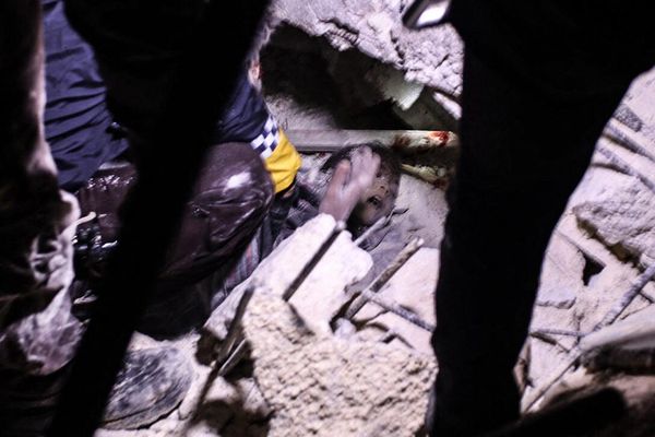 Giải cứu em bé khỏi đống đổ nát sau động đất ở Azaz, Syria. - Sputnik Việt Nam