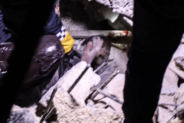 Giải cứu em bé khỏi đống đổ nát sau động đất ở Azaz, Syria - Sputnik Việt Nam