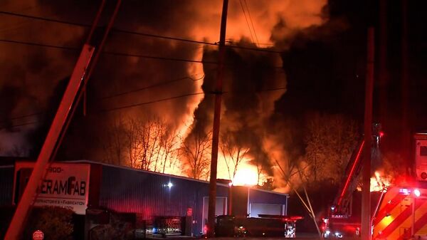 Tàu hỏa trật bánh gần biên giới Ohio-Pennsylvania ở Hoa Kỳ gây cháy lớn - Sputnik Việt Nam