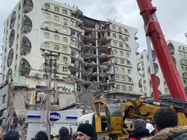 Công việc dọn dẹp các đống đổ nát tại một trong những khu chung cư thuộc tỉnh Diyarbakir. - Sputnik Việt Nam