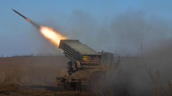 Bắn chiến đấu của MLRS Tornado-G và súng Giatsint trong khu vực chiến dịch đặc biệt - Sputnik Việt Nam