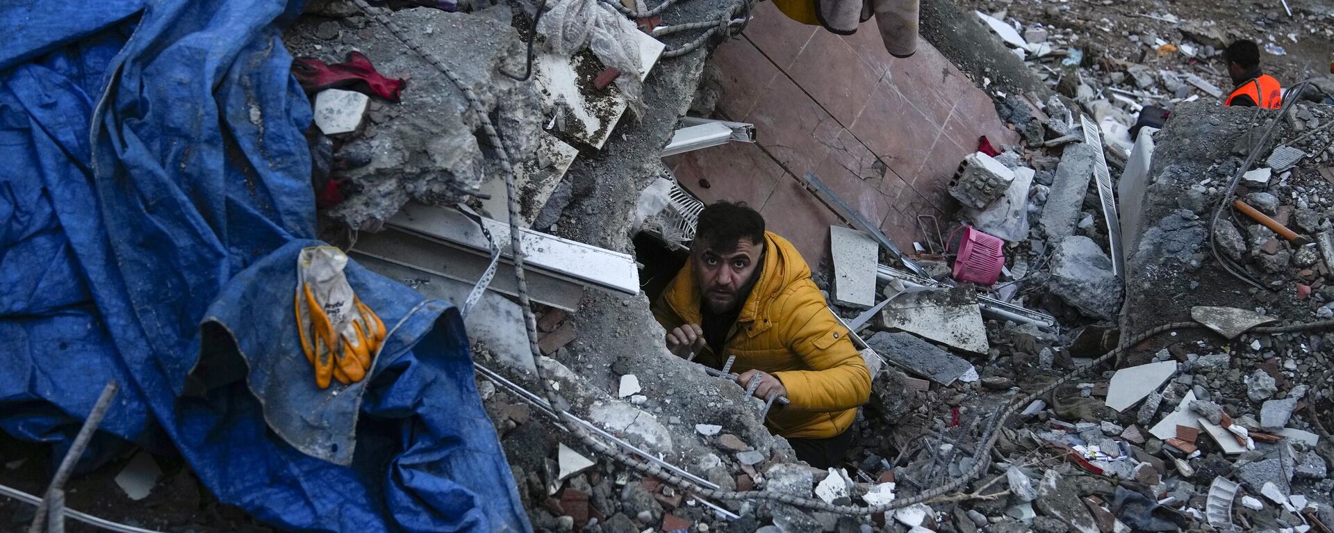 Поиск жертв на месте разрушений в результате землетрясения в турецкой Адане  - Sputnik Việt Nam, 1920, 08.02.2023