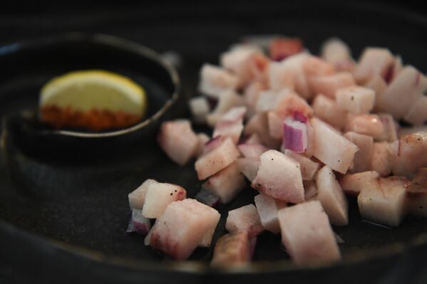 Salad "Indigirka" từ loại cá chir đông lạnh tại nhà hàng Makhtal ở Yakutsk. Salad "Indigirka" từ loại cá chir đông lạnh tại nhà hàng Makhtal ở Yakutsk. - Sputnik Việt Nam