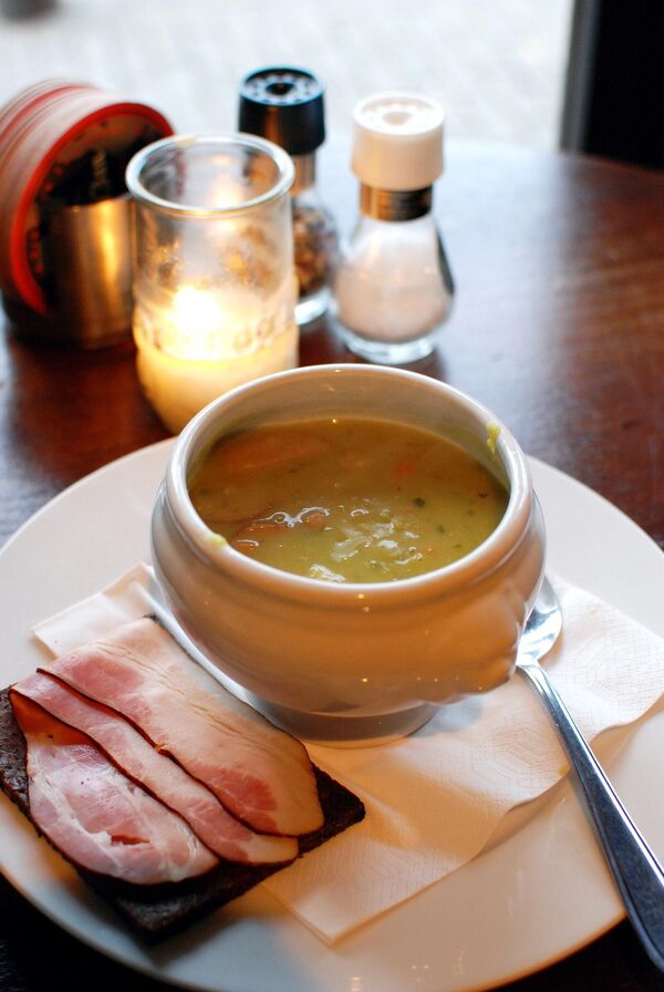 Súp đậu Hà Lan với thịt xông khói. Súp đậu Hà Lan với thịt xông khói. - Sputnik Việt Nam