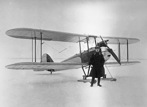 Công trình sư thiết kế máy bay Alexandr Sergeevich Yakovlev bên chiếc máy bay AIR-1 đầu tiên của mình. Năm 1927. Công trình sư thiết kế máy bay Alexandr Sergeevich Yakovlev bên chiếc máy bay AIR-1 đầu tiên của mình. Năm 1927. - Sputnik Việt Nam