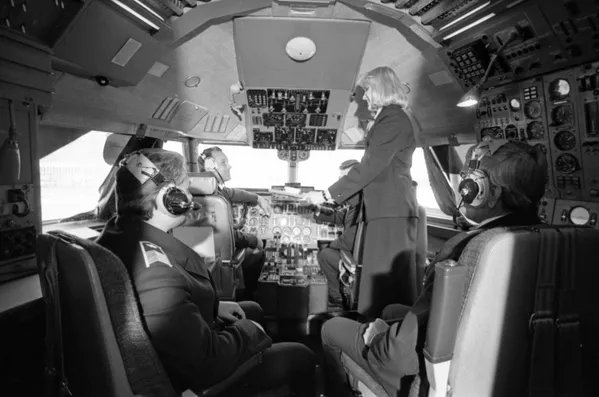 Nữ tiếp viên hàng không của hãng «Aeroflot» Svetlana Zenkina, chiến thắng trong cuộc thi quốc tế dành cho tiếp viên của các hãng hàng không các nước XHCN ở Budapest, trong buồng lái. Nữ tiếp viên hàng không của hãng «Aeroflot» Svetlana Zenkina, chiến thắng trong cuộc thi quốc tế dành cho tiếp viên của các hãng hàng không các nước XHCN ở Budapest, trong buồng lái. - Sputnik Việt Nam