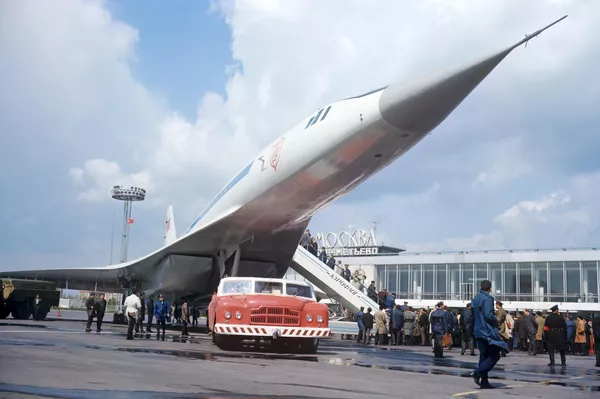 Máy bay siêu thanh chở khách Tu-144, được thiết kế tại Phòng Thử nghiệm của Andrei Tupolev (nay là công ty Cổ phần đại chúng «Tupolev PJSC» trong thành phần Liên hiệp Tập đoàn Thống nhất Chế tạo máy bay - United Aircraft Corporation), tại sân bay Sheremetyevo (nay là phi trường quốc tế Sheremetyevo mang tên A. S. Pushkin). Ngày 5 tháng 6 năm 1969 lần đầu tiên trong lịch sử hàng không Tu-144 chở khách vượt qua rào cản âm thanh. Máy bay siêu thanh chở khách Tu-144, được thiết kế tại Phòng Thử nghiệm của Andrei Tupolev (nay là công ty Cổ phần đại chúng «Tupolev PJSC» trong thành phần Liên hiệp Tập đoàn Thống nhất Chế tạo máy bay - United Aircraft Corporation), tại sân bay Sheremetyevo (nay là phi trường quốc tế Sheremetyevo mang tên A. S. Pushkin). Ngày 5 tháng 6 năm 1969 lần đầu tiên trong lịch sử hàng không Tu-144 chở khách vượt qua rào cản âm thanh. - Sputnik Việt Nam