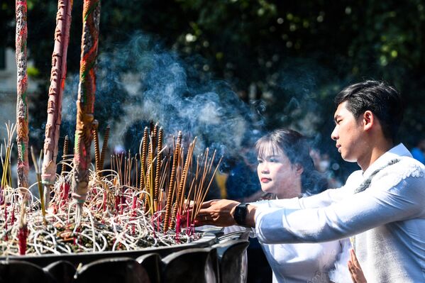 Cặp đôi thắp hương trong lễ cưới ở trung tâm thành phố Hà Nội, Việt Nam. - Sputnik Việt Nam