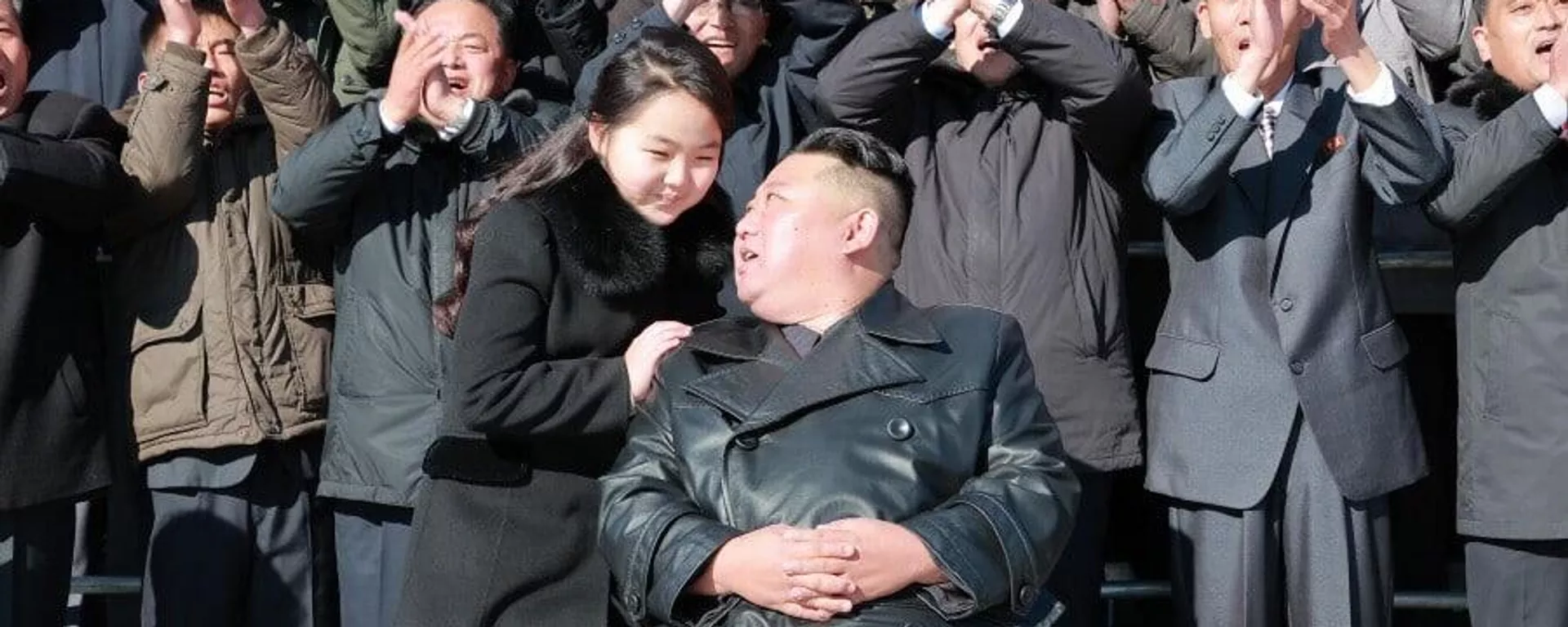 Nhà lãnh đạo Triều Tiên Kim Jong-un và con gái chụp ảnh cùng các công nhân ngành công nghiệp quốc phòng đang làm việc trong vụ phóng tên lửa đạn đạo xuyên lục địa Hwaseong-17 - Sputnik Việt Nam, 1920, 14.02.2023