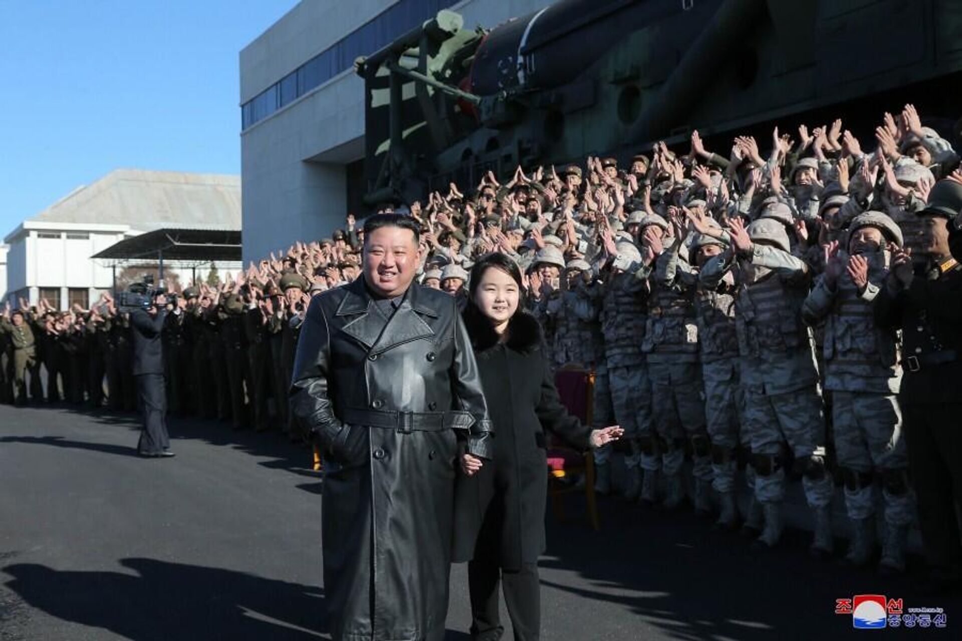 Nhà lãnh đạo Triều Tiên Kim Jong-un và con gái chụp ảnh cùng các công nhân ngành công nghiệp quốc phòng đang làm việc trong vụ phóng tên lửa đạn đạo xuyên lục địa Hwaseong-17 - Sputnik Việt Nam, 1920, 14.02.2023