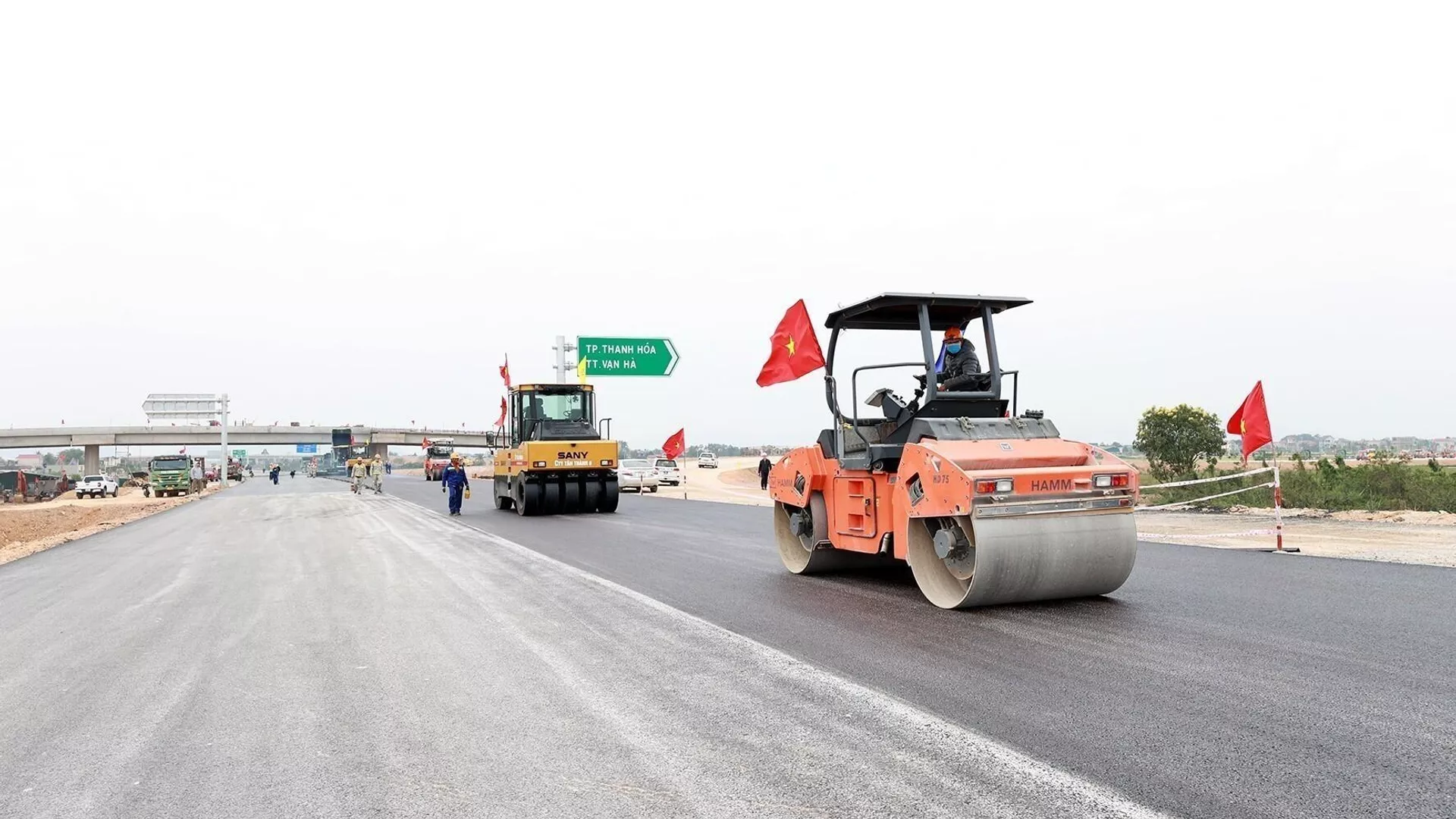 Các đơn vị thi công nút giao Đông Xuân, giao Quốc lộ 45 với Quốc lộ 47 đi thành phố Thanh Hoá, sáng 28/1 (7 Tết).