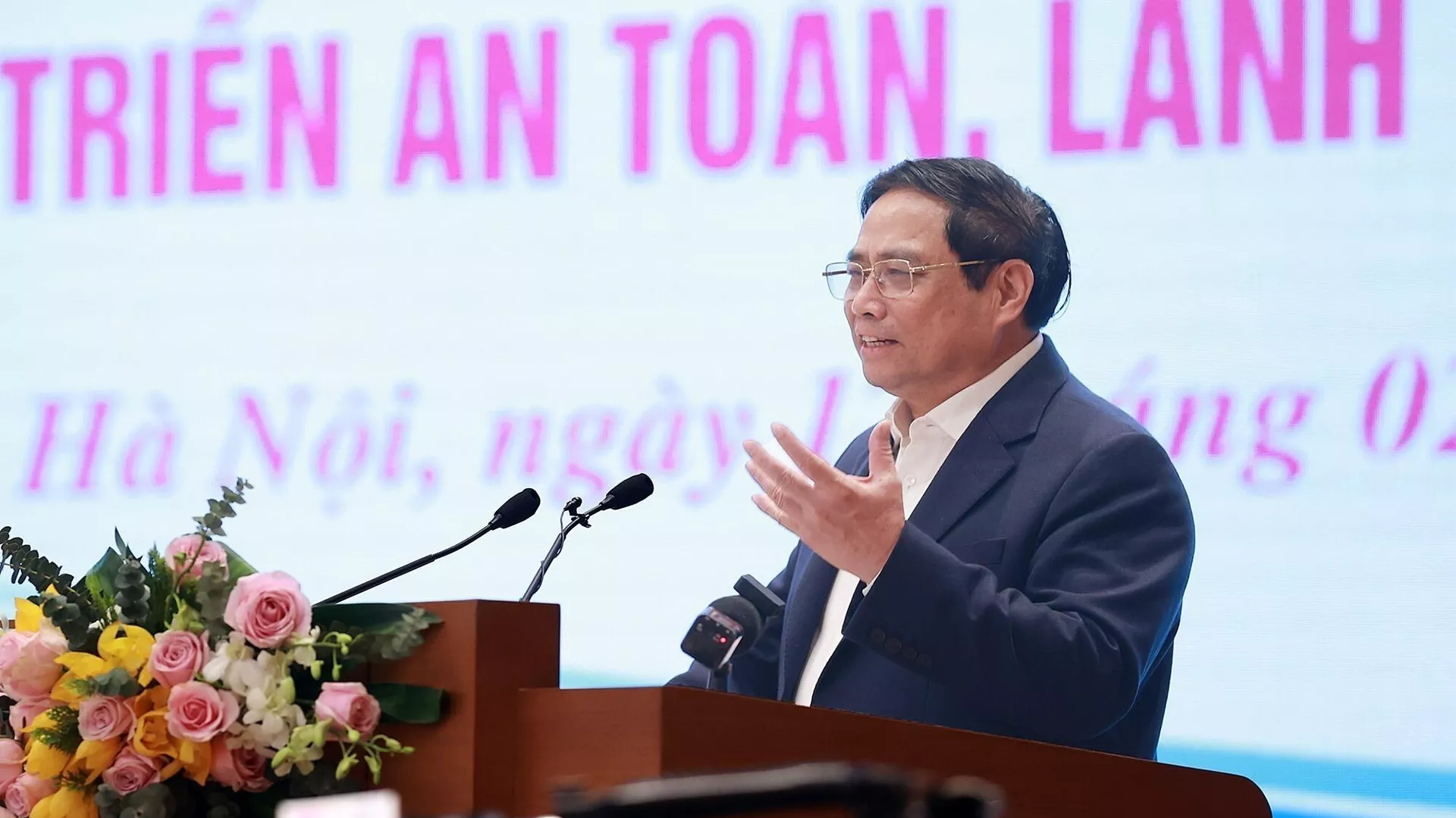 Thủ tướng Phạm Minh Chính chủ trì hội nghị thúc đẩy thị trường bất động sản Thủ tướng Phạm Minh Chính chủ trì hội nghị thúc đẩy thị trường bất động sản - Sputnik Việt Nam, 1920, 17.02.2023