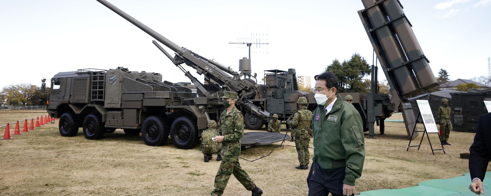 Ông Fumio Kishida đi qua tên lửa dẫn đường Type-12 hiện đại hóa do Nhật Bản sản xuất  - Sputnik Việt Nam, 1920, 18.08.2026