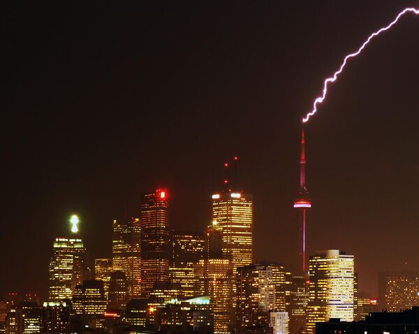 Sét đánh vào Tháp CN ở Toronto. - Sputnik Việt Nam