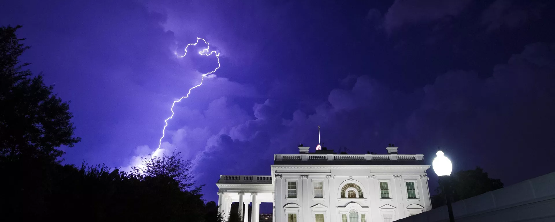 Sét đánh vào Nhà Trắng ở Washington - Sputnik Việt Nam, 1920, 04.02.2025