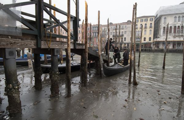 Một con kênh gần như khô cạn ở Venice. - Sputnik Việt Nam