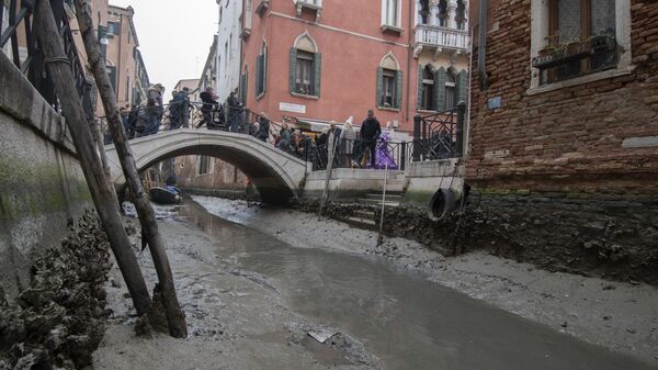 Một con kênh gần như khô cạn ở Venice - Sputnik Việt Nam