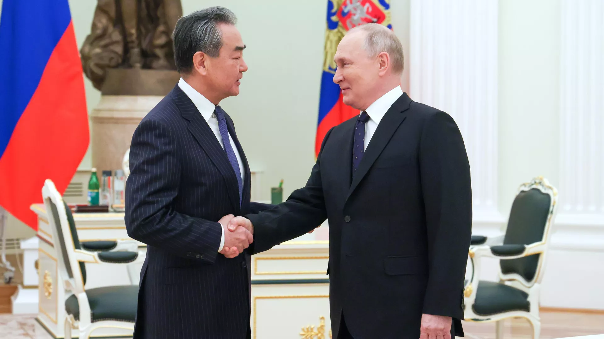 Tổng thống Nga Vladimir Putin gặp Ủy viên Bộ Chính trị Ban Chấp hành Trung ương Đảng Cộng sản Trung Quốc Vương Nghị Tổng thống Nga Vladimir Putin gặp Ủy viên Bộ Chính trị Ban Chấp hành Trung ương Đảng Cộng sản Trung Quốc Vương Nghị - Sputnik Việt Nam, 1920, 22.02.2023