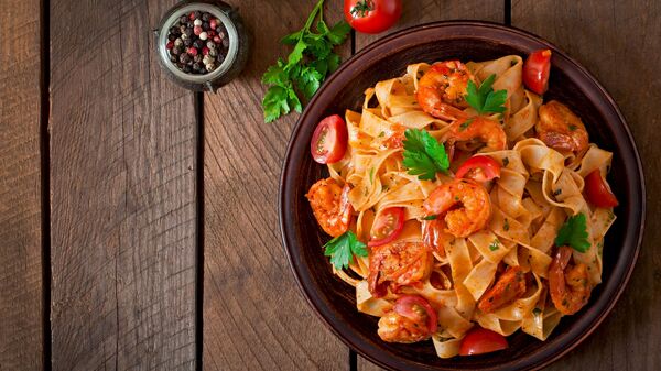 Fettuccine với tôm, cà chua và rau thơm - Sputnik Việt Nam