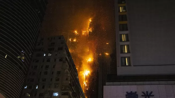 Khoảnh khắc cháy nhà chọc trời khiến trời đêm rực sáng ở Hong Kong - Sputnik Việt Nam