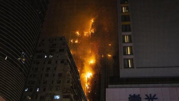 Khoảnh khắc cháy nhà chọc trời khiến trời đêm rực sáng ở Hong Kong - Sputnik Việt Nam