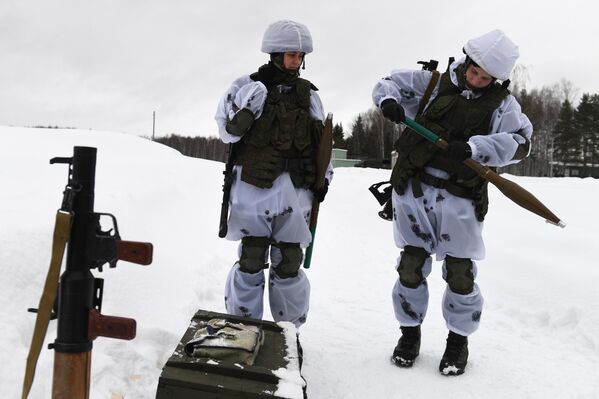 Trước khi bắt đầu huấn luyện tại bãi tập, các học viên học lý thuyết rất lâu và chuẩn bịsẵn sàng. - Sputnik Việt Nam
