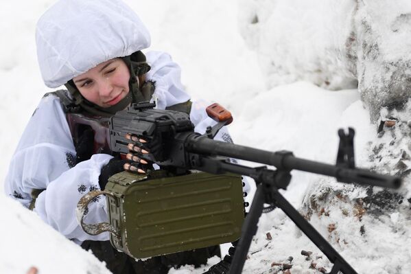 Sự khắc nghiệt, rèn luyện sức bền và điều kiện dã chiến với việc mang theo cả tạ là không thể thiếu đối với các học viên, là tiêu chuẩn của cuộc sống. - Sputnik Việt Nam