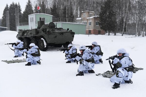 Gần Kostroma,các cô gái được dạy cách bắn súng phun lửa, lái KamAZ, vượt qua khu vực tấn cônghỏa lực. - Sputnik Việt Nam