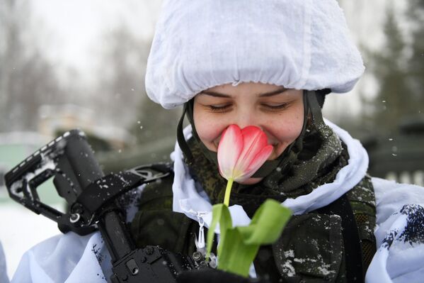 Nhưng các cô gái vẫn luôn là các cô gái: dưới đội găng tay chiến thuật, họ làm móng tay, và dưới mặt nạ chiến thuật - trang điểm nhẹ. Huấn luyện chiến đấu của các học viên nữ. - Sputnik Việt Nam